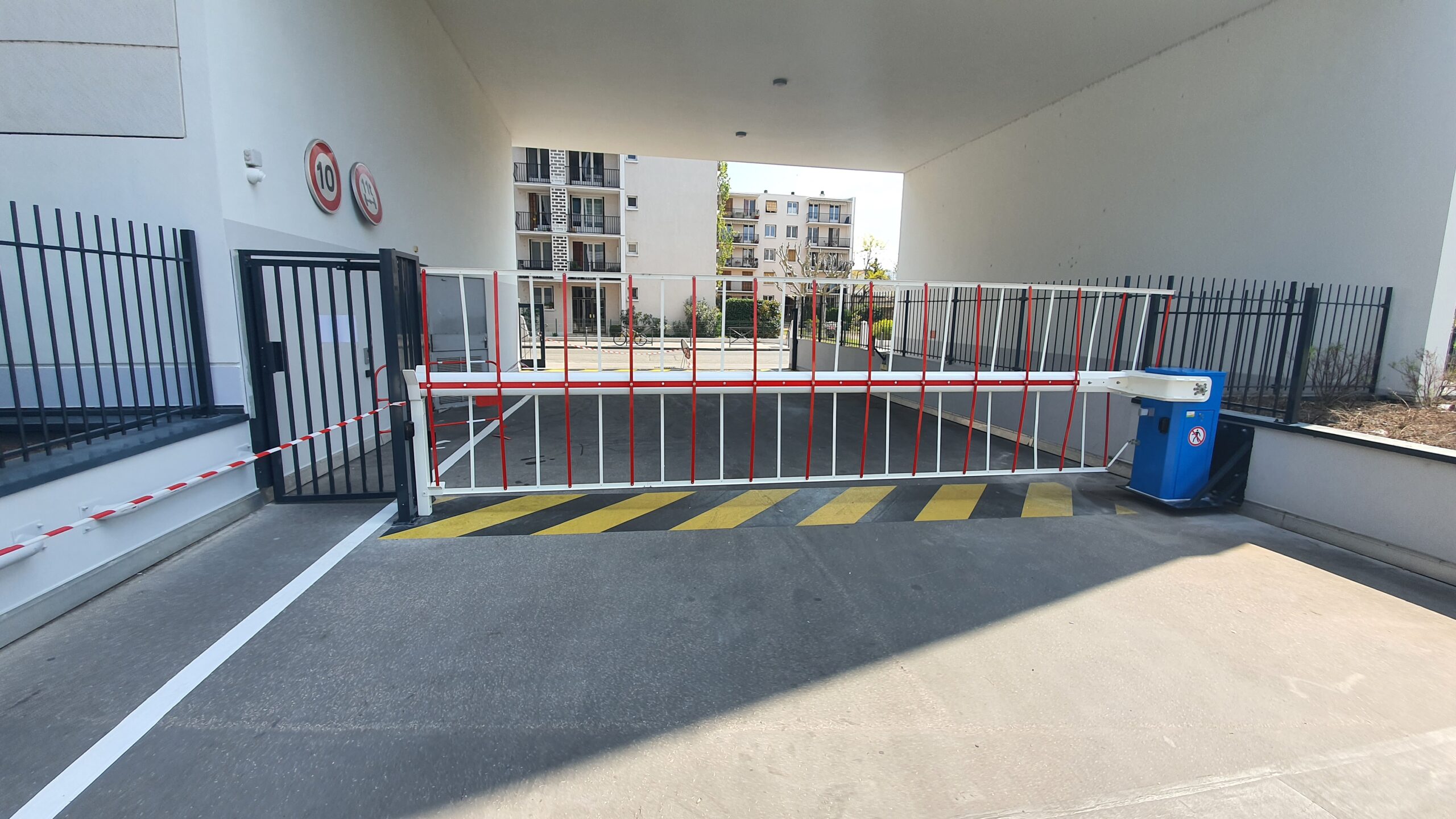 Barrière levante automatique pour contrôle d'accès
