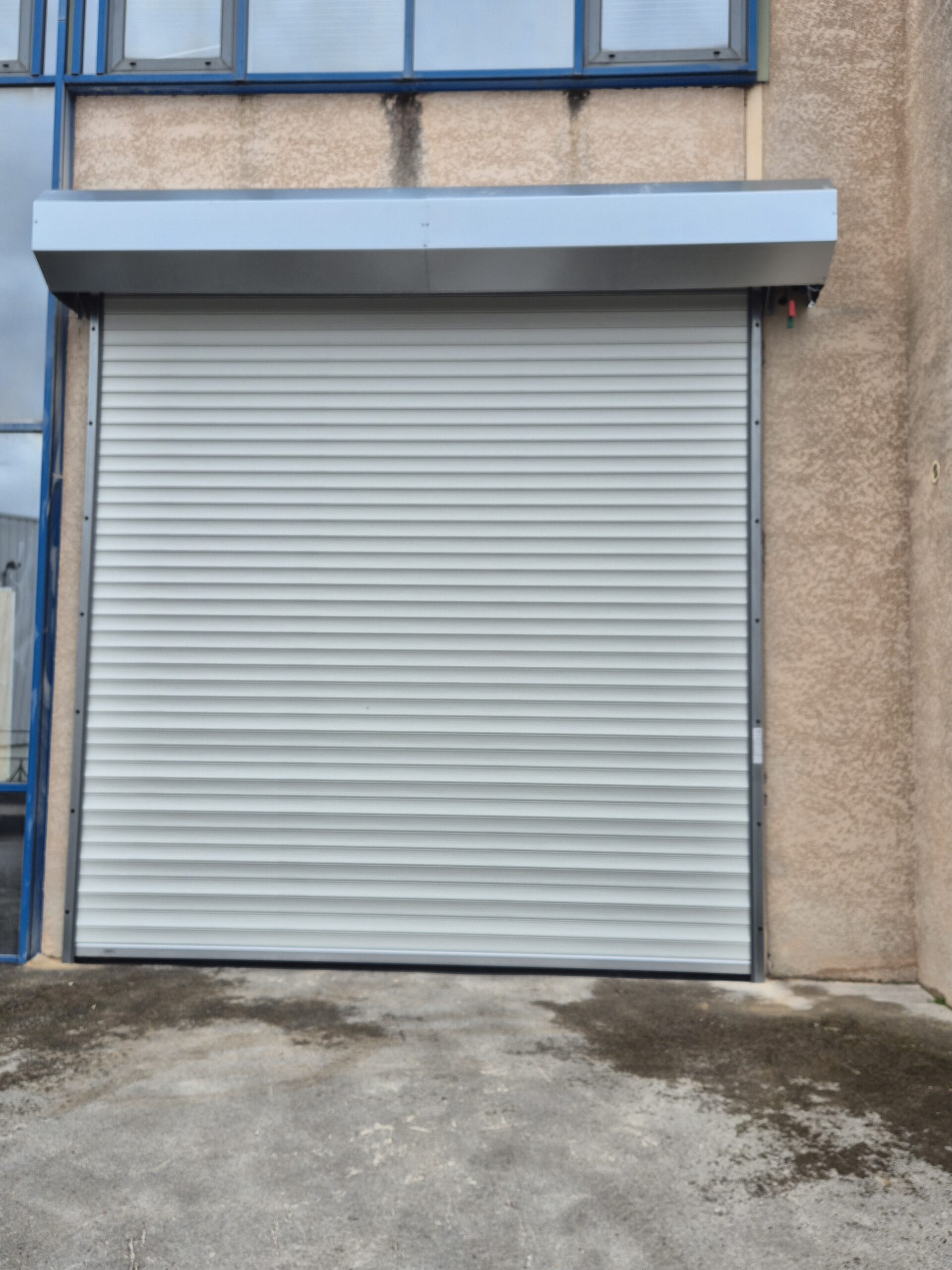 Lire la suite à propos de l’article Chantier FERMTECH : Dépose de porte sectionnelle, agrandissement de baie et pose d&rsquo;un rideau métallique isolant / Villefranche sur Saone